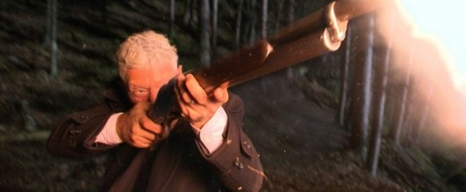  Butler đã dạy Lang cách sử dụng súng Winchester Model 1901. 