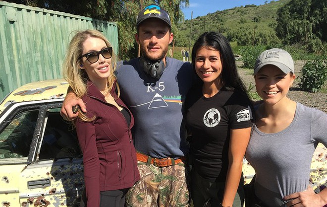 Người mẫu Nikki Gray, diễn viên Scott Eastwood cùng hai nữ xạ thủ chuyên nghiệp Jessica Hook và Tori M. Nonaka tranh thủ chụp hình trong thời gian nghỉ trên bãi bắn của Taran Butler.