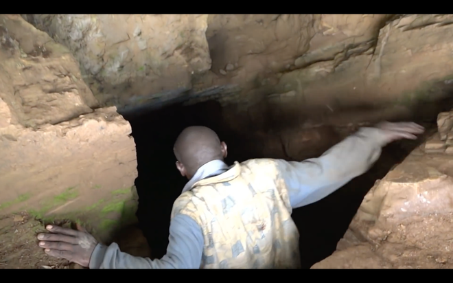 Các hầm mỏ được đào bằng tay, sâu gần 4m nhưng không có các cột đỡ đề phòng sập lở. Các lao động tại đây dùng tay để vận chuyển coban ra ngoài. 