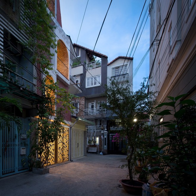  Ngôi nhà nằm trong một ngõ nhỏ ở Tp Hồ Chí Minh. Xung quanh đều là nhà ống cao tầng, mặt trước là đường bê tông rộng 3,5m. 