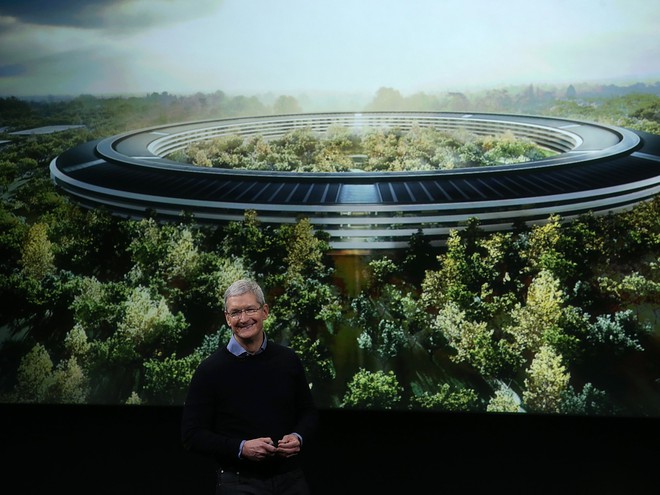  CEO Tim Cook của Apple và hình ảnh của Apple Park, nơi sẽ là trụ sở chính trong tương lai của Apple. 