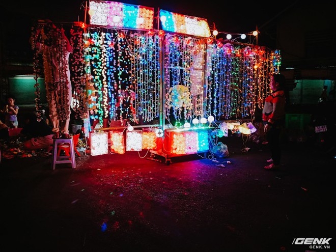 Đời sống qua lăng kính smartphone (Kỳ 1): Người dân Sài Gòn nô nức trang trí phố xá đón Noel đến gần - Ảnh 1.