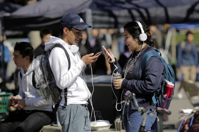  Hướng dẫn của CDPH khuyên mọi người nên dùng tai nghe và để điện thoại cách xa đầu 