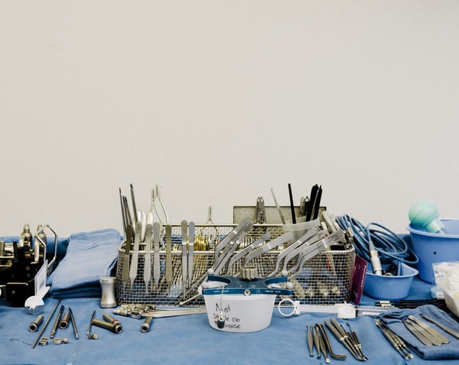  Các dụng cụ trong ca phẫu thuật não 