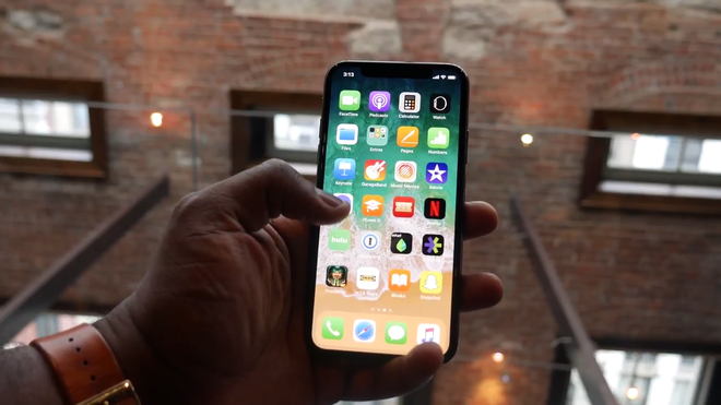  Ảnh từ video review iPhone X của kênh YouTube Booredatwork. 