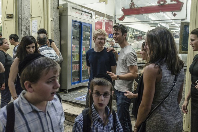  Patrick khi đang đi bộ trong khu phố cũ của Jerusalem. 