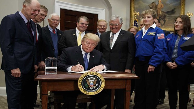 Tổng thống Mỹ ký chỉ thị cho NASA đưa người quay trở lại Mặt Trăng, tạo dựng bàn đạp khám phá Sao Hỏa - Ảnh 1.