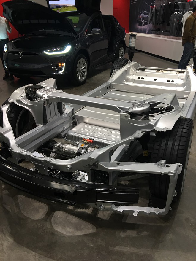  Khung xe của Tesla cho thấy độ cứng cáp của nó. 