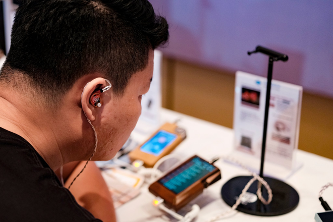  Tai nghe siêu cao cấp 64 Audio U18 Tzar với 18 drivers mỗi bên, công nghệ chống điếc, giá hơn 70 triệu đồng tại gian hàng của Xuân Vũ Audio 