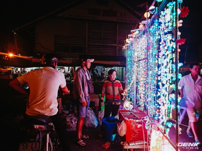 Đời sống qua lăng kính smartphone (Kỳ 1): Người dân Sài Gòn nô nức trang trí phố xá đón Noel đến gần - Ảnh 4.