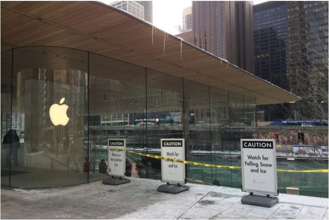 Apple Store tại Chicago tạm đóng cửa do băng tuyết liên tục rơi xuống từ trên mái nhà MacBook, gây nguy hiểm cho khách hàng - Ảnh 2.