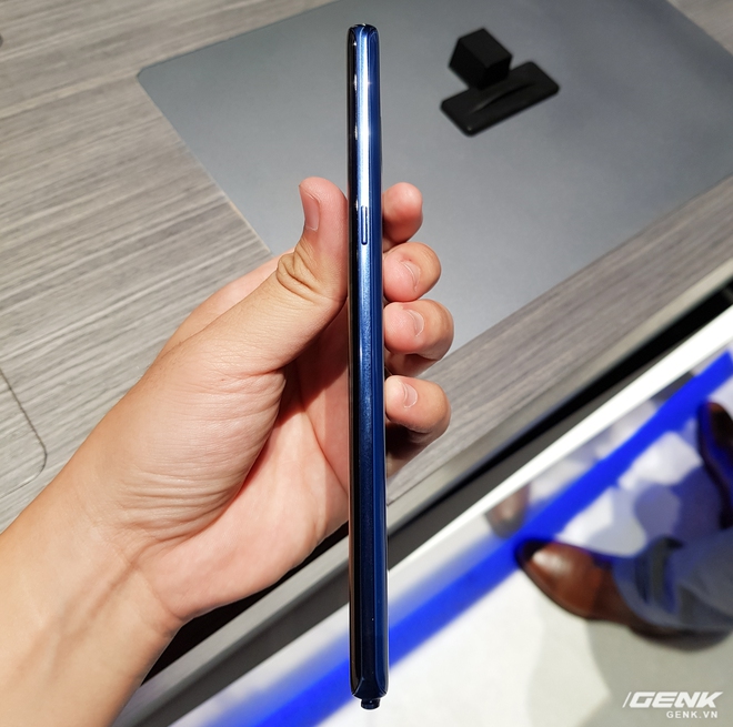  So với màu Blue Coral trên S8/Note7, màu Deep Sea Blue của Note 8 tối hơn một chút. 