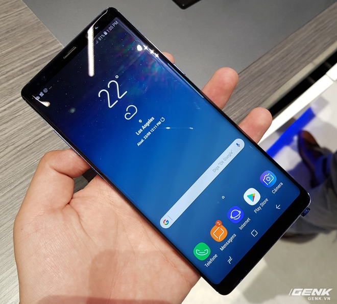  Galaxy Note 8 sở hữu màn hình viền siêu mỏng (Infinity Display) tương tự như Galaxy S8/S8 , tuy nhiên máy được bo cong ít hơn, tạo nên một thiết kế vuông vức và mạnh mẽ hơn. Màn hình của máy có kích thước 6.3 inch, lớn hơn một chút so với mức 6.2 inch của Galaxy S8 . Các thông số khác như độ phân giải 1440x2960, công nghệ Super AMOLED là hoàn toàn tương tự với S8. 