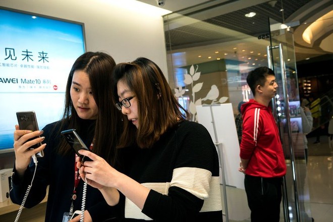 
Người dùng thử một chiếc Mate 10 Pro tại một cửa hàng của Huawei ở Bắc Kinh.

