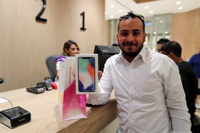  Ahmed Ali là một trong những khách hàng đầu tiên sở hữu iPhone x tại Bahrain. 