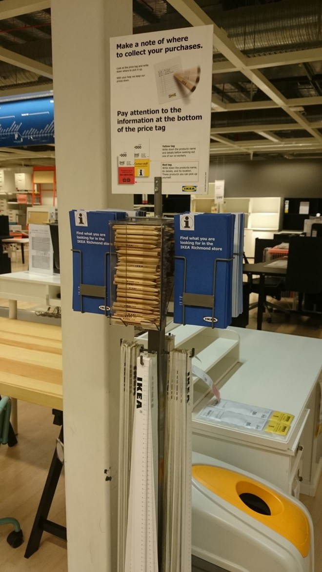  Giấy và bút được phát tại IKEA. 
