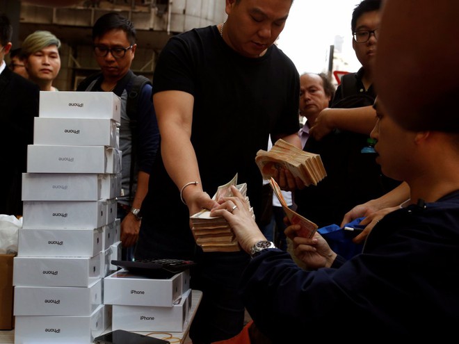  Tại Hồng Kông, có người thậm chí còn mua lại xong lập tức bán đi ngay bên ngoài Apple Store để kiếm lời. 