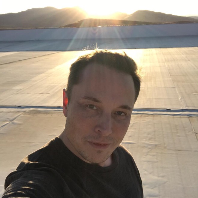  Elon trên mái của Gigafactory. 