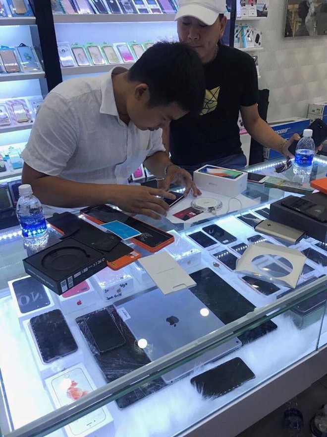  Anh Huy cũng là người đầu tiên sở hữu rất nhiều dòng smartphone cao cấp khác khi mới ra mắt tại Việt Nam. 