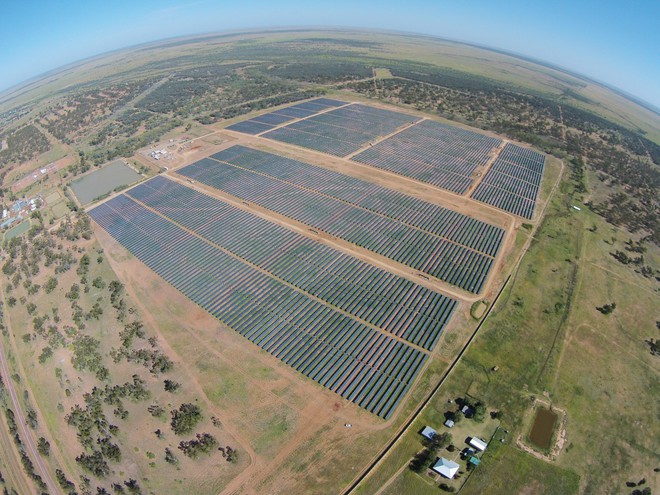  Telstra cũng đã hợp tác với RES Australia trong dự án xây dựng trang trại năng lượng mặt trời. 