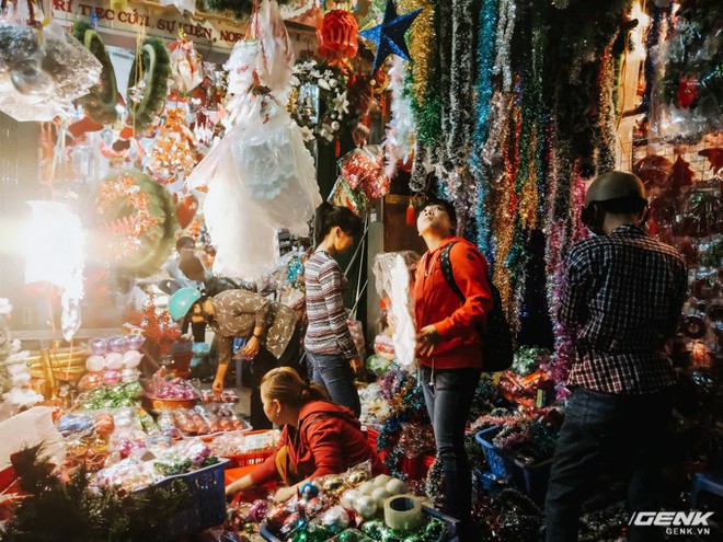 Đời sống qua lăng kính smartphone (Kỳ 1): Người dân Sài Gòn nô nức trang trí phố xá đón Noel đến gần - Ảnh 5.