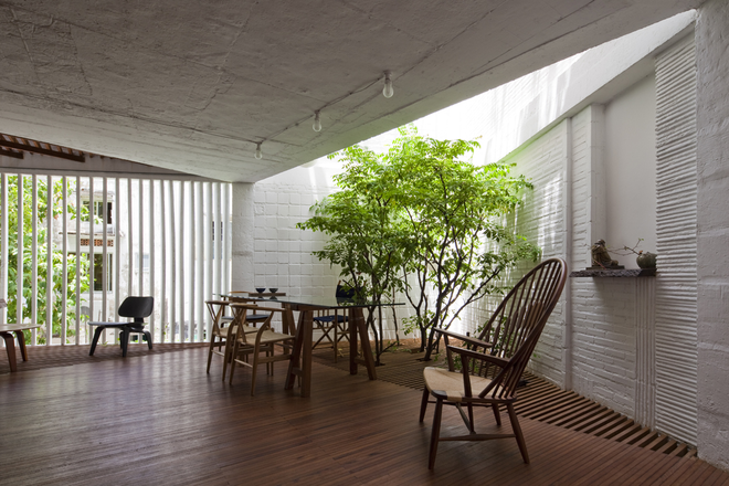 
Một góc không gian tiếp khách của công trình. Các miếng sàn lam gỗ giúp ánh sáng có thể len lỏi xuyên xuống các tầng không gian bên dưới, tạo điều kiện cho cây xanh có thể phát triển.

 
