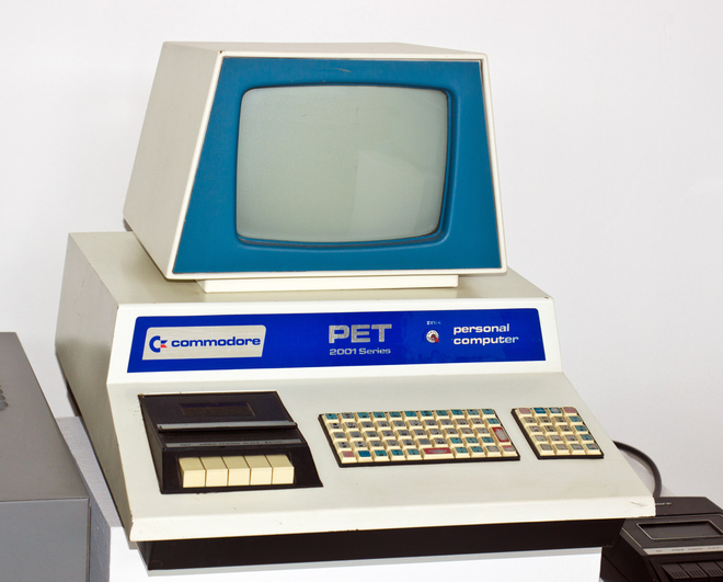  Commodore PET (một loại máy tính sản xuất từ những năm 1977 bởi công ty Commodore International) 