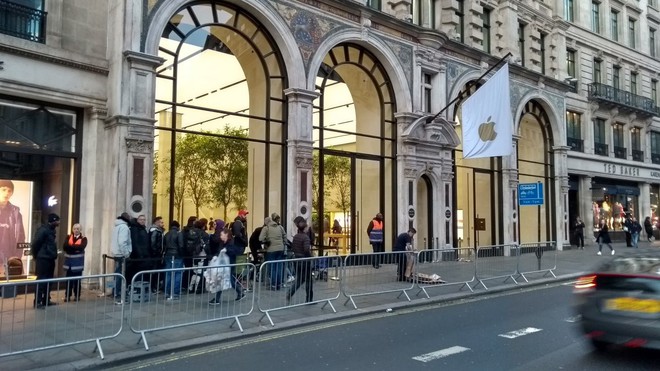  Apple Store tại phố Regent cũng đã bắt đầu xuất hiện những vị khách cuồng nhiệt đầu tiên... 