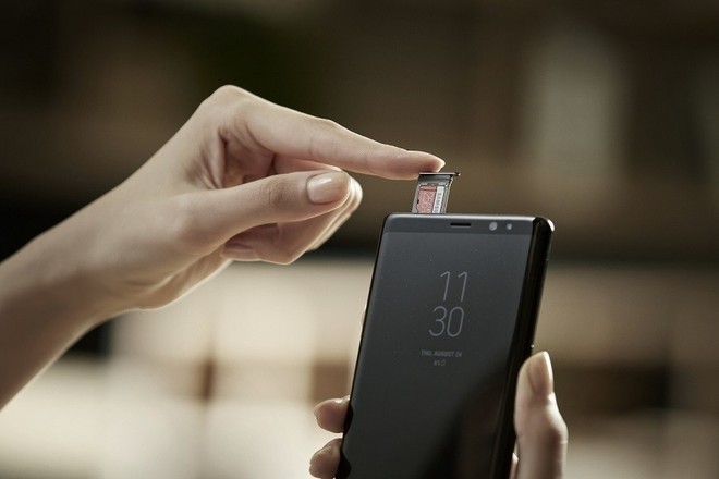  Mở rộng bộ nhớ cho Note 8 thật dễ dàng với thẻ microSD. 