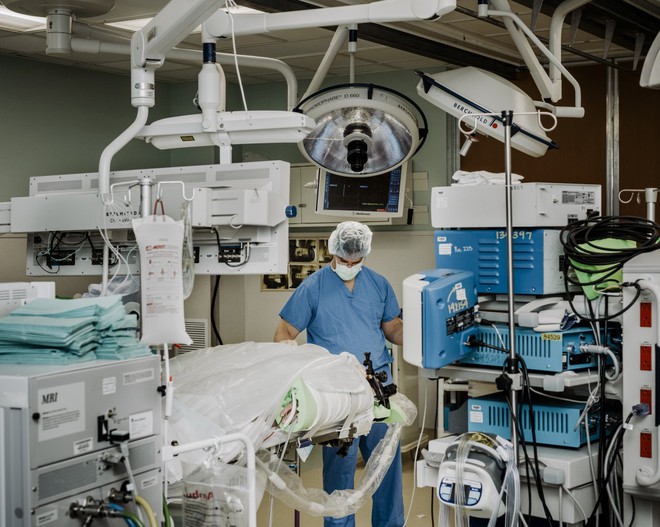  Bác sĩ Eric C. Leuthardt đang đứng giữa phòng phẫu thuật não 