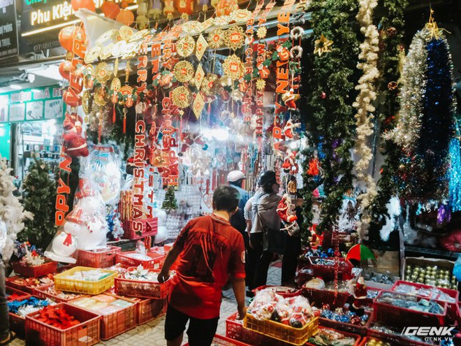 Đời sống qua lăng kính smartphone (Kỳ 1): Người dân Sài Gòn nô nức trang trí phố xá đón Noel đến gần - Ảnh 6.
