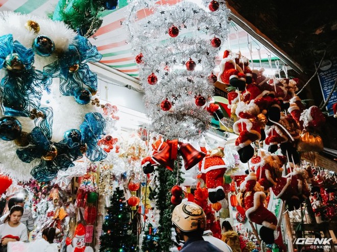 Đời sống qua lăng kính smartphone (Kỳ 1): Người dân Sài Gòn nô nức trang trí phố xá đón Noel đến gần - Ảnh 7.