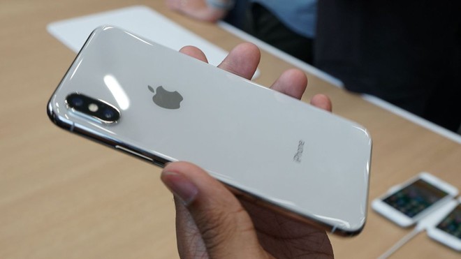 Kịch bản có thể xảy ra là một lượng người dùng iPhone X đen/trắng sẽ cảm thấy chiếc iPhone X của họ không còn là chiếc iPhone X đáng thèm muốn nhất khi màu Gold ra mắt.