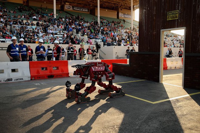  Một cuộc đua robot do DARPA tài trợ. 