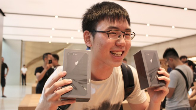  Tại Singapore, cậu sinh viên Varis Sinthopruangchai là người đầu tiên sở hữu iPhone 8 và 8 Plus. 