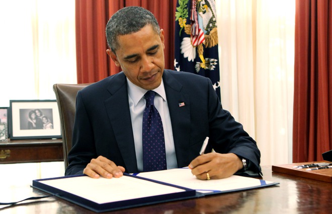  Ông Obama sử dụng tay trái để ký. 