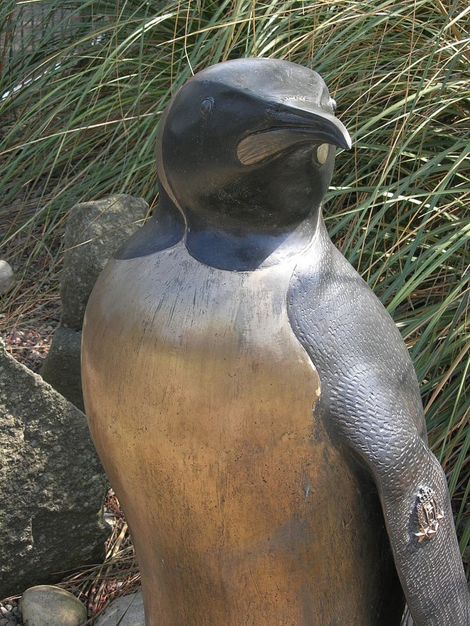 
Bức tượng dồng của Ngài Nils Olav tại Sở thú Edinburgh.
