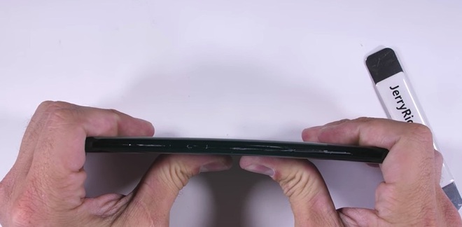  Note 8 có thiết kế cứng cáp, rất khó để bẻ cong. 