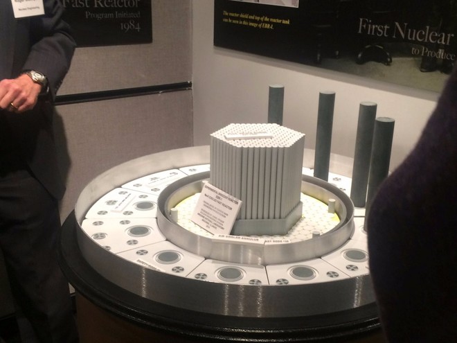  Đây là mô hình hoàn chỉnh của lò phản ứng hạt nhân đầu tiên trên thế giới. Khi ấy, lò này có khả thể sản xuất ra năng lượng để để thắp sáng... bốn chiếc bóng đèn. 