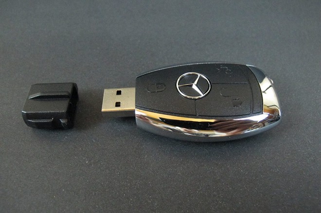  Sở hữu một chiếc xe hơi luôn là ước mơ của mọi gã đàn ông, đặc biệt là những chiếc xe hạng sang như Mercedes Benz. Nhưng đừng lo lắng, vì chúng ta sẽ không mua hẳn một chiếc xe sang để tặng bạn bè nhân dịp Giáng sinh đâu. Thay vào đó việc tặng họ một chiếc USB hình chìa khóa oto là một lựa chọn không tồi. Không chỉ có tác dụng đeo vào chùm chìa khóa, chiếc USB MOJO dung lượng 32 GB giá 18 USD (khoảng 400.000 đồng) sẽ là lựa chọn hàng đầu của cánh mày râu khi đi làm. 