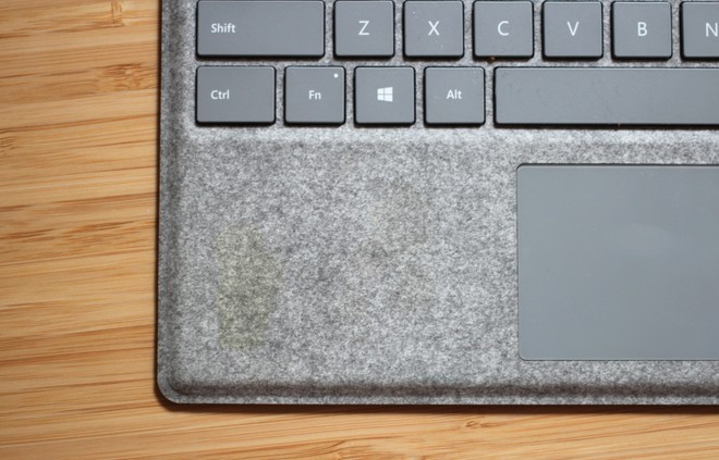  Type Cover của Surface Pro 4 bị ố sau một thời gian sử dụng (ảnh: VentureBeat) 