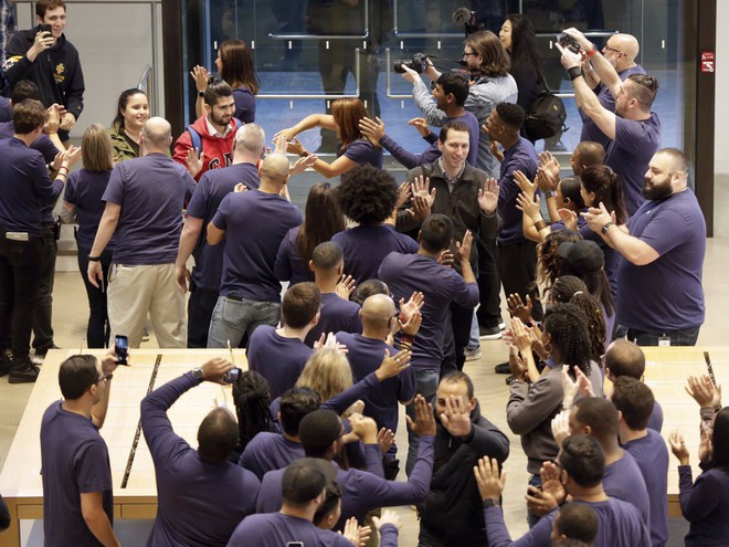  ...và những người đầu tiên đã nhận được những tràng pháo tay đón chào nồng nhiệt từ nhân viên của Apple. 