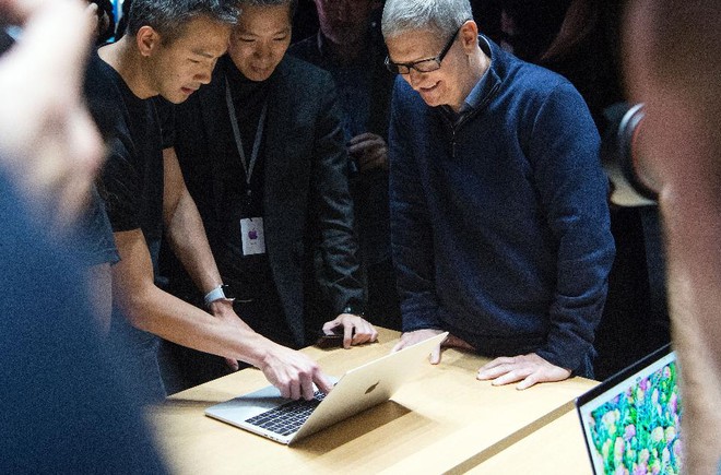  Giám đốc điều hành của Apple, Tim Cook, và bản nâng cấp của MacBook Pro trong một sự kiện ra mắt sản phẩm tại trụ sở chính của Apple tại Cupertino, California (Ảnh: Josh Edelson / AFP / Getty Images) 