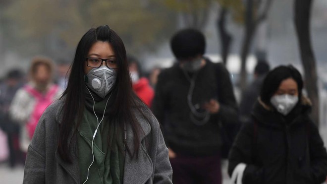  Mọi người đang dần quen với việc sống trong một môi trường ô nhiễm khói bụi. 