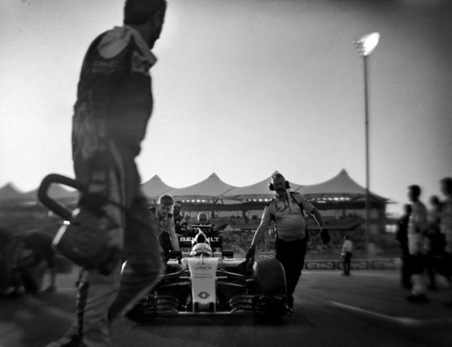  Xe của Lewis Hamilton đang vào góc cua tại Monaco 2014. 
