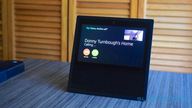  Chiếc Amazon Echo Show với tính năng tạo cuộc gọi bằng giọng nói. 