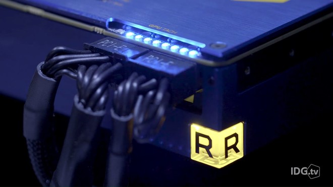  Các bóng LED thể hiện cường độ làm việc hiện tại của card. 2 công tắc ở phía trên giúp người dùng có thể bật tắt hoặc đổi giữa 2 màu xanh và đỏ của LED. 