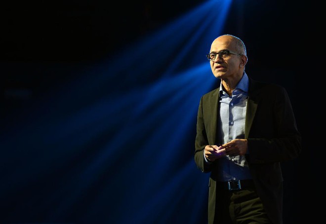  Giám đốc điều hành Microsoft, Satya Nadella, giới thiệu các chuyên gia IT và lãnh đạo doanh nghiệp trong hội nghị thượng đỉnh tại Mumbai. 