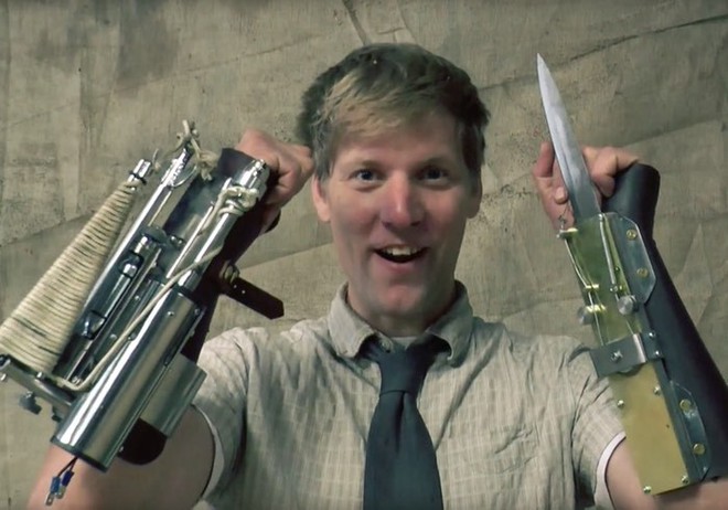  Colin Furze với một trong những sản phẩm của mình: găng tay Assassins Creed 