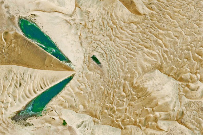 
Sa mạc Badain Jaran nằm trong sa mạc Gobi và được hình thành ở phía nam của Mông Cổ. Đây cũng là nhà của các đụn cát cao nhất thế giới, một trong số chúng có chiều cao lên tới hơn 1600 feet
